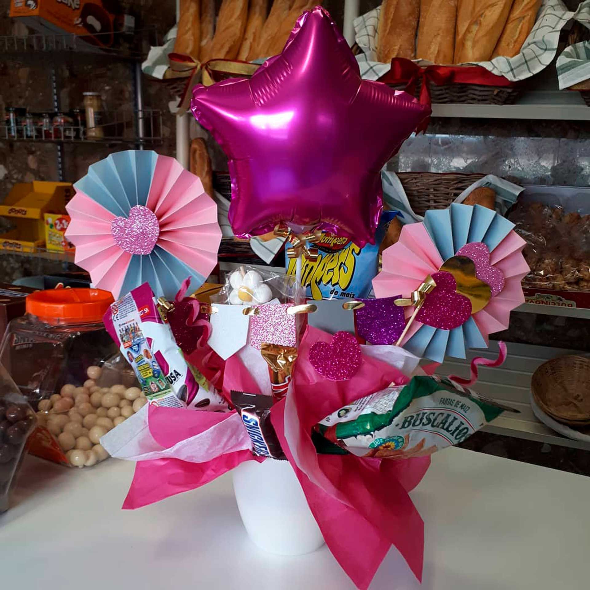 Fotografía de una cesta llena de patatas fritas y globos pequeños