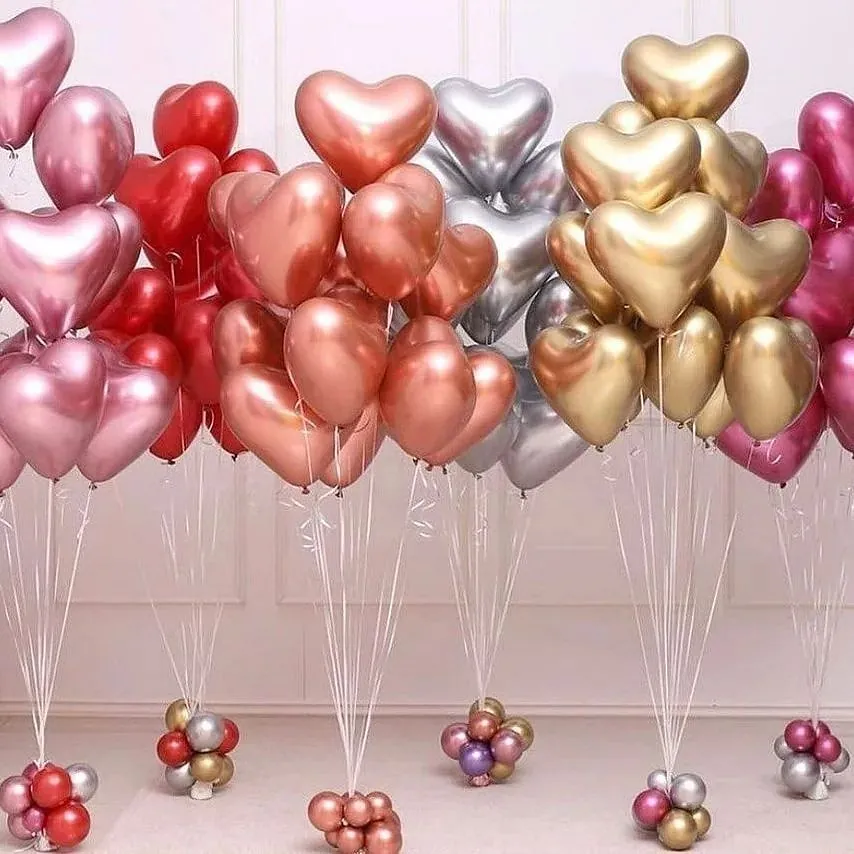 Fotografía de globos con forma de corazón de distintos colores